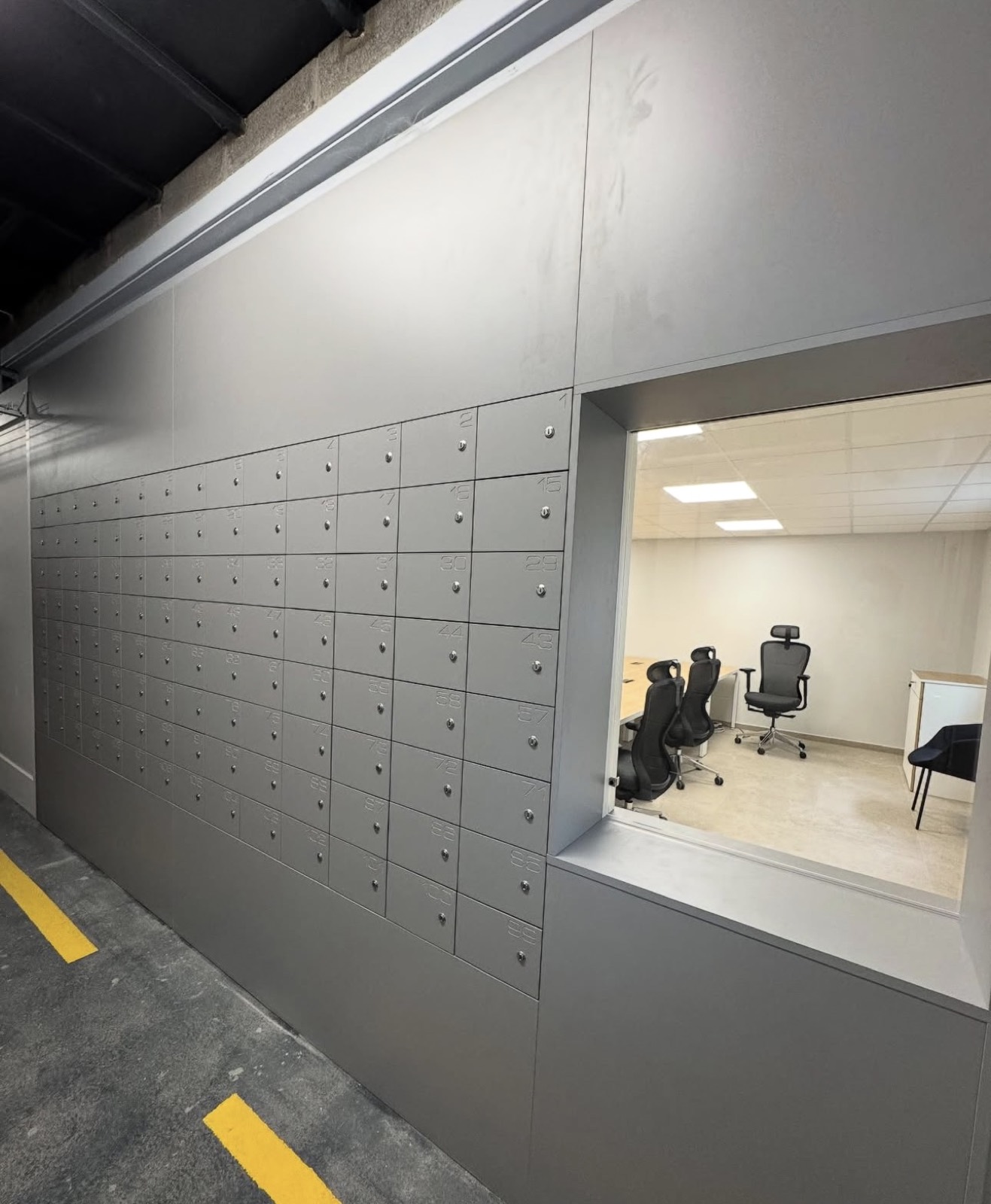 Mur de casiers et cloison vitrée dans un local professionnel