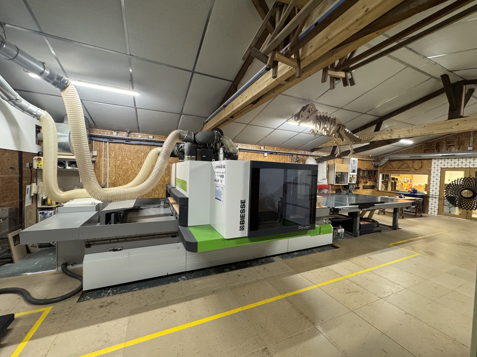 Atelier de fabrication équipé d'une machine à commande numérique