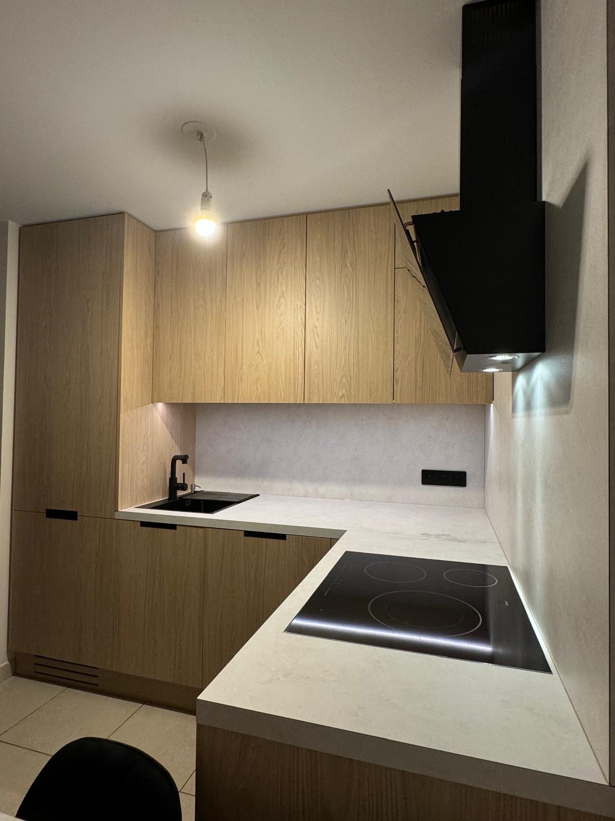Cuisine sur mesure, façades bois et plan de travail clair