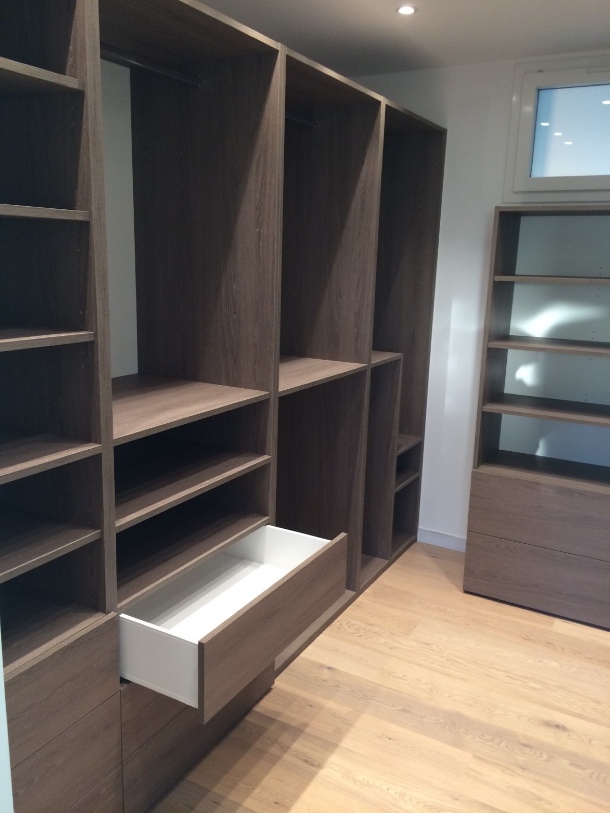 Dressing sur mesure, colonnes et tiroirs en bois clair