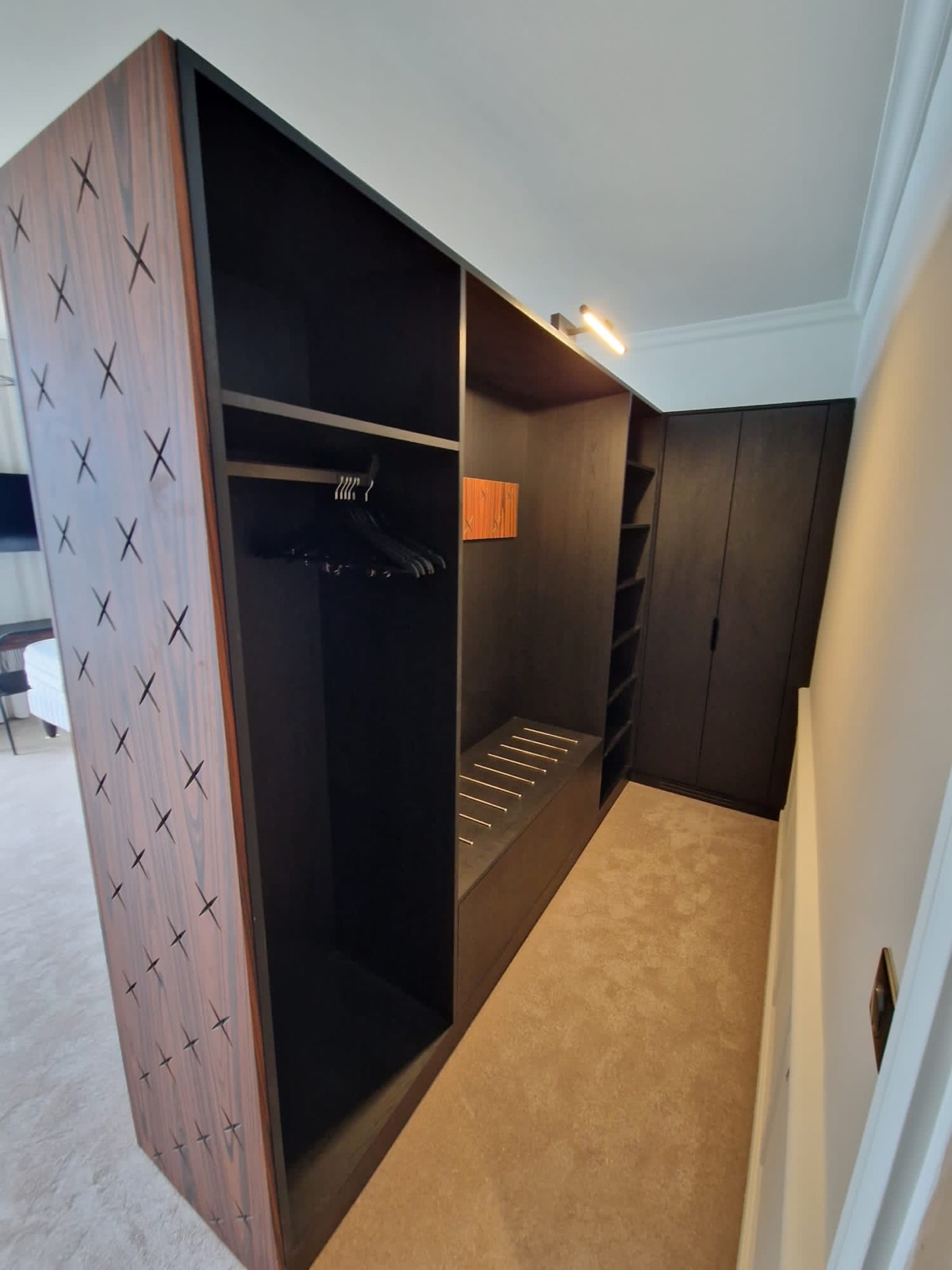 Dressing en placage sombre gravé, penderie et rangements intégrés