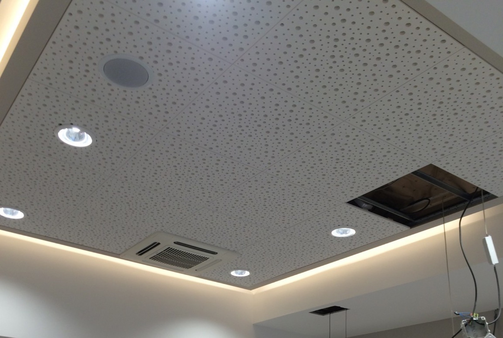 Plafond décoratif perforé avec éclairage encastré